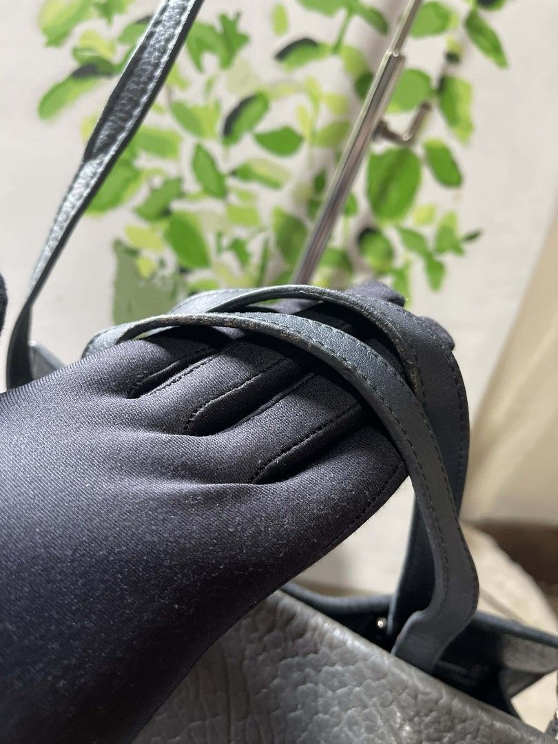 Bruno Magli two way leather bag Original (Category: Cross-body Bags) located in Naawan. Submitted by twillycalledprelovedbags (Listing ID 1432884001, Image 3). Description: issue: sign of use , change sling MK ang sling.