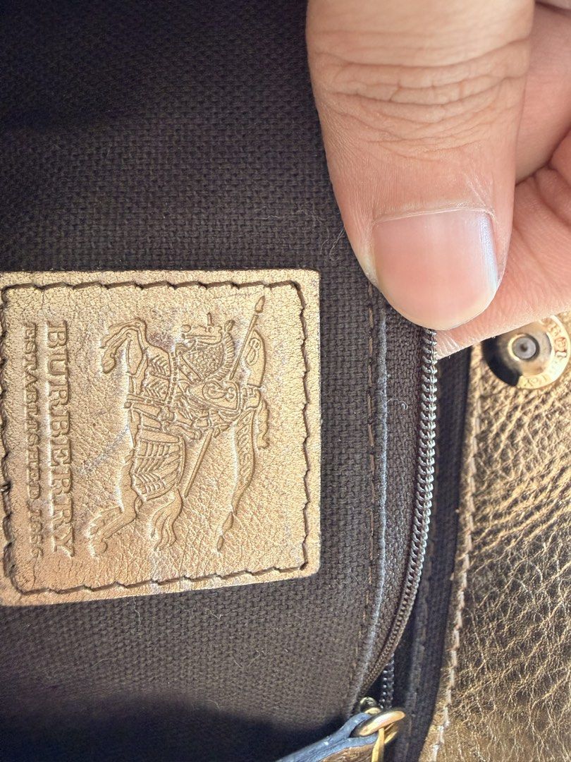 Original Burberry Checkered Shoulder Bag (Category: Luxury Bags & Wallets) located in Rizal. Submitted by bingbong21 (Listing ID 1429844163, Image 3). Description: Burberry Haymarket Check Ashbury shoulder bag -original -as is. no other inclusion 🛍️ Shop Policy To keep every transaction fair and transparent, please read our policy before purchasing. * No Return, No Refund. All sales are final. * Every item is photographed in detail, including an