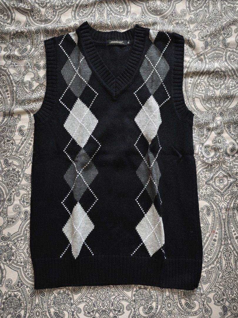 Chandler Argyle Vest - Medium (Category: Vests) located in Mandaluyong City. Submitted by s0nym (Listing ID 1432846495, Image 1). Description: - Chandler argyle vest - Classic argyle pattern (gray and white) - V-neck design - Size: Medium - Comfortable knit material - Versatile for layering.