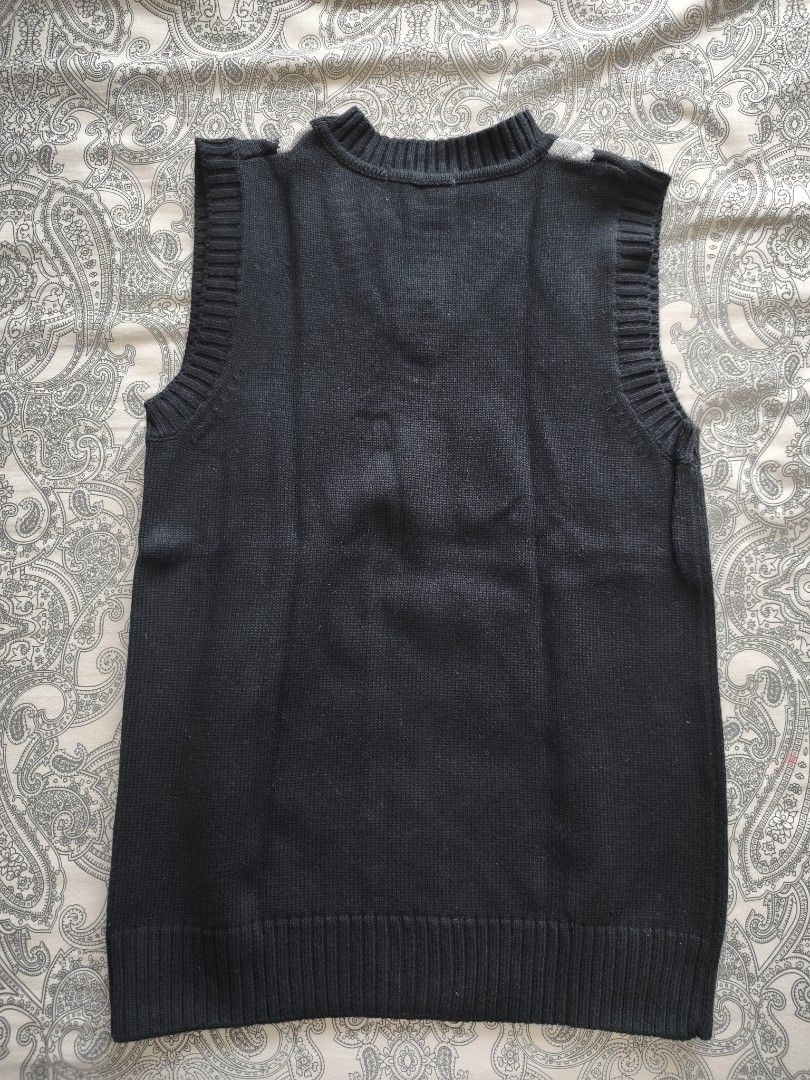 Chandler Argyle Vest - Medium (Category: Vests) located in Mandaluyong City. Submitted by s0nym (Listing ID 1432846495, Image 3). Description: - Chandler argyle vest - Classic argyle pattern (gray and white) - V-neck design - Size: Medium - Comfortable knit material - Versatile for layering.