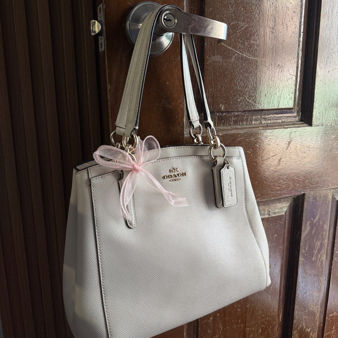 Coach Minetta 2 Way Bag (Category: Luxury Bags & Wallets) located in Taguig. Submitted by notreginag (Listing ID 1432958535, Image 1). Description: AUTHENTIC 100% Condition: 8/10 see last photo Negotiable .