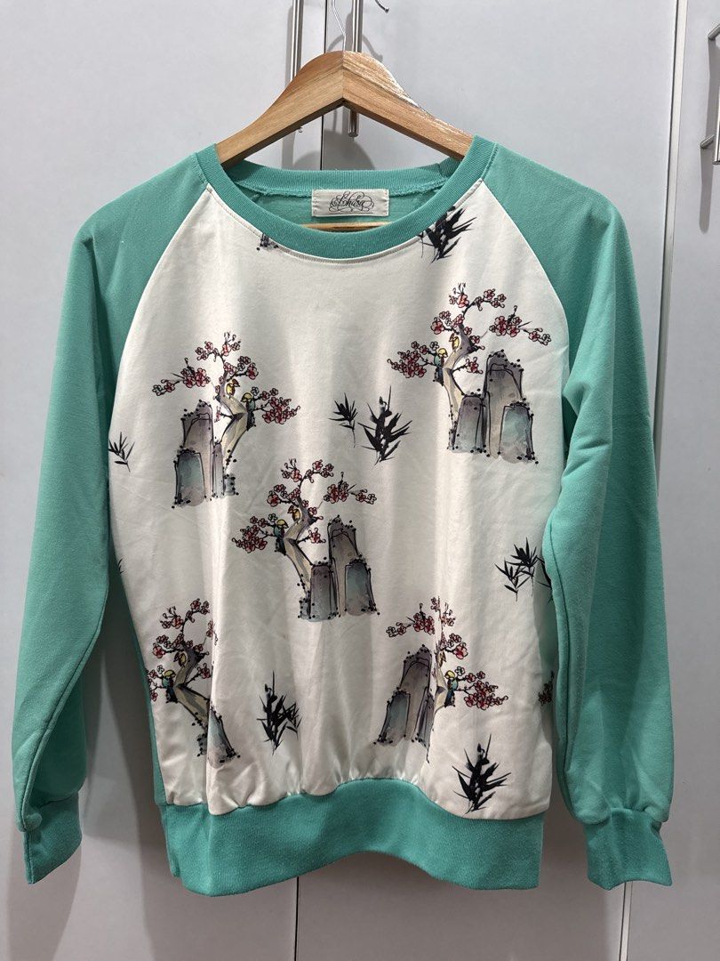 Crew Neck Sweatshirt with Floral Print (Category: Longsleeves) located in Quezon City. Submitted by joiciee (Listing ID 1432812757, Image 1). Description: - Floral print front panel - Mint green sleeves, neckline, and hem - Relaxed fit - Long sleeves - Comfortable for casual wear.