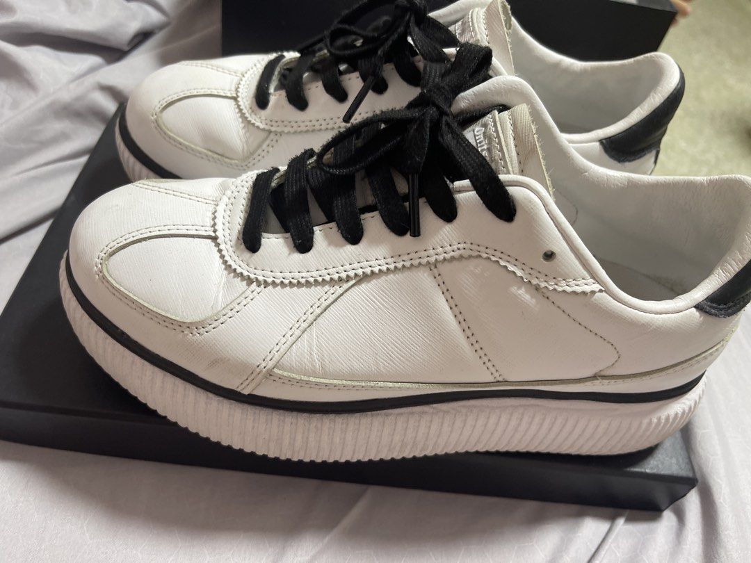 DELECITY Onitsuka Tiger Sneakers - White (Category: Sneakers) located in Singapore. Submitted by jiiajiang (Listing ID 1432916136, Image 2). Description: - White Onitsuka Tiger sneakers - Black laces - Platform sole - Perfect for casual wear Lightly worn Size 39.5 Free collection at toapayoh dm for info Meet up at nex Serangoon or tpy central +$ Original price $300 plus Selling for $140 Fast deal $120 Open for nego.