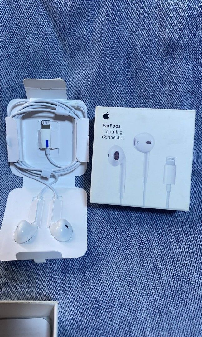 Earpods lightning connector (Category: Headphones & Headsets) located in Manila. Submitted by pricious (Listing ID 1432843044, Image 1). Description: .