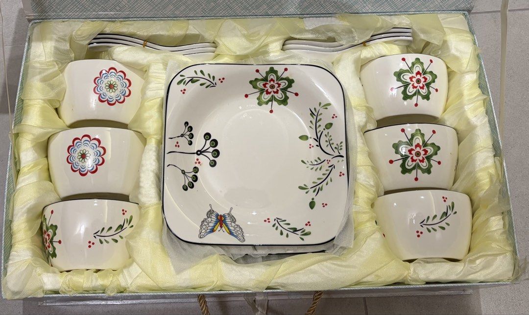 Floral Dinnerware Set with Bowls and Spoons458309953976412160