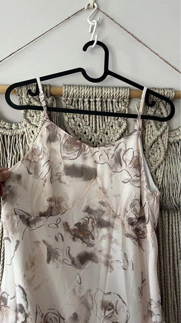 Floral Long Dress (Category: Dresses) located in Mandaluyong City. Submitted by jillienlim (Listing ID 1432883734, Image 2). Description: I LUV THIS but it did not arrive in time for the wedding im supposed to use it for.. design is great for beach dates tho!! and casual days out!! size: small condition: 1000/10 rfs: decluttering mop: bdo/ gcash.
