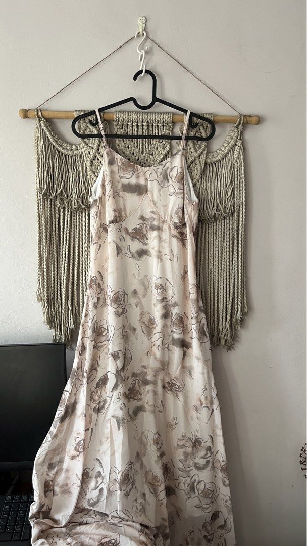Floral Long Dress (Category: Dresses) located in Mandaluyong City. Submitted by jillienlim (Listing ID 1432883734, Image 1). Description: I LUV THIS but it did not arrive in time for the wedding im supposed to use it for.. design is great for beach dates tho!! and casual days out!! size: small condition: 1000/10 rfs: decluttering mop: bdo/ gcash.