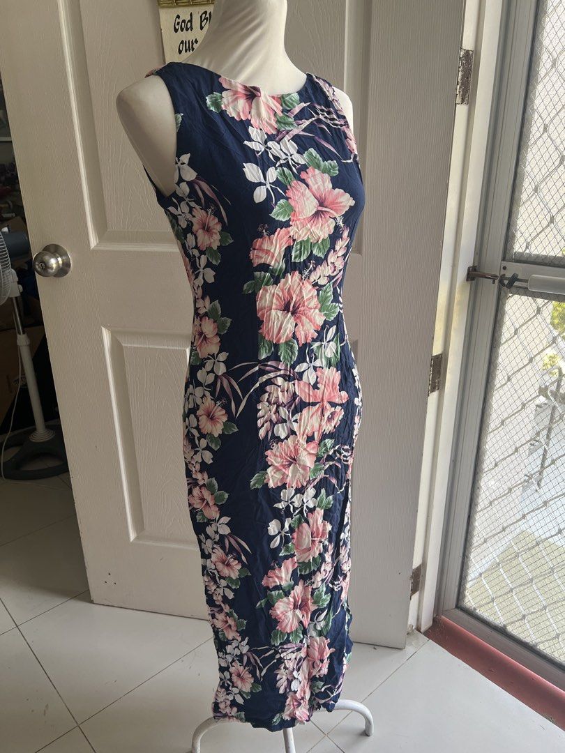 Floral Sleeveless Dress (Category: Dresses) located in Cavite. Submitted by jyesebel (Listing ID 1432840015, Image 3). Description: - Sleeveless dress - Navy blue background with floral print - Pink and white flower details - Fitted silhouette - Zipper closure at the back - Textured fabric - Ideal for summer or casual occasions waist line: 28 inches length: 46 inches location: near Unitop Dasmariñas Cavite Price: ₱200 plus shipping.