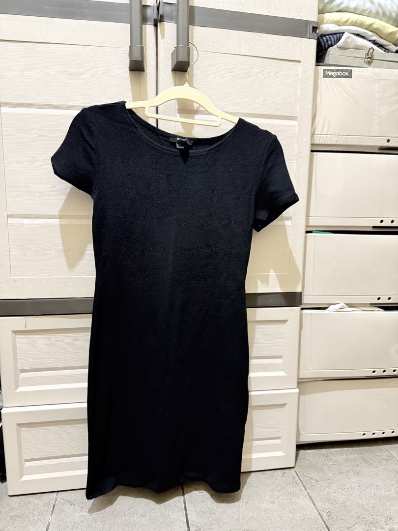 Forever 21 Black Bodycon Dress (Category: Dresses) located in San Juan City. Submitted by decluttering_0909 (Listing ID 1432988698, Image 1). Description: - Forever 21 black bodycon dress - Scoop neckline - Short sleeves - worn once nung thesis defense - can fit s-m.
