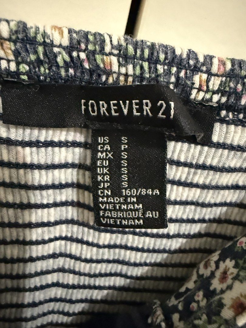Forever 21 Floral Crop Top - Size S (Category: Others Tops) located in Quezon City. Submitted by mintconditionph (Listing ID 1432795024, Image 2). Description: .