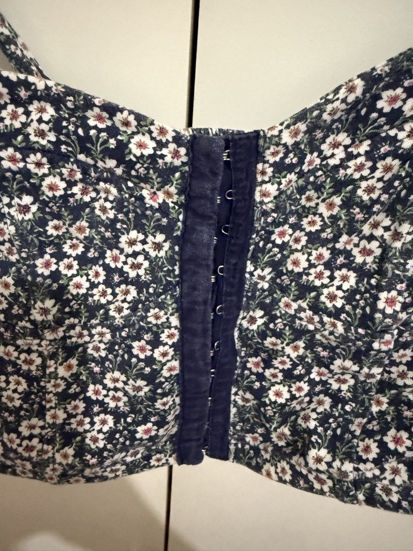 Forever 21 Floral Crop Top - Size S (Category: Others Tops) located in Quezon City. Submitted by mintconditionph (Listing ID 1432795024, Image 3). Description: .