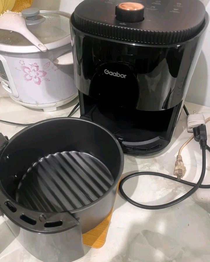 Gaabor 4.0L Air Fryer (Category: Fryers) located in Makati City. Submitted by meghantherobot (Listing ID 1432835903, Image 3). Description: - 4.0L Capacity - 360° 3D Hot Air Circulation - Multi-Function Menu - Twist-to-Turn-On Function - Includes Recipe Book - Stylish Black Design with Gold Handle.