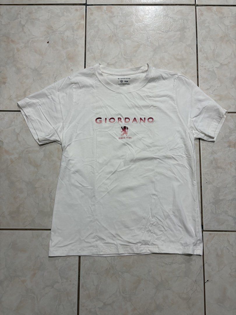 Giordano White T-shirt (Category: Tshirts & Polo Shirts ) located in Manila. Submitted by strangeee (Listing ID 1432974622, Image 1). Description: Giordano White Shirt with Logo Length: 25.5 Shoulders: 15.5 Sleeves: 8 Chest: 19 Size on tag: XL (slimfit) fits: S-M - Only used once RFS: Decluttering personal items from my closet, not thrifted. .