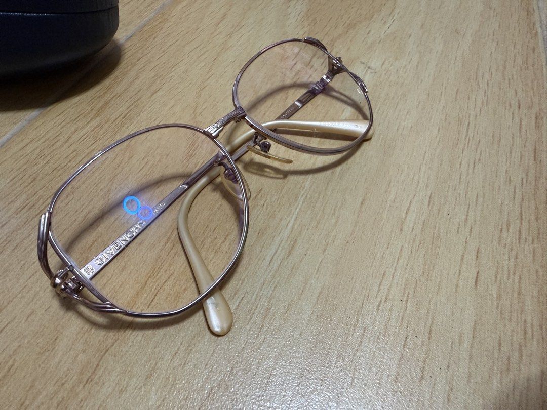 Givenchy E517 (Category: Sunglasses & Eyewear) located in Calamba. Submitted by japanitems18 (Listing ID 1432869621, Image 1). Description: .