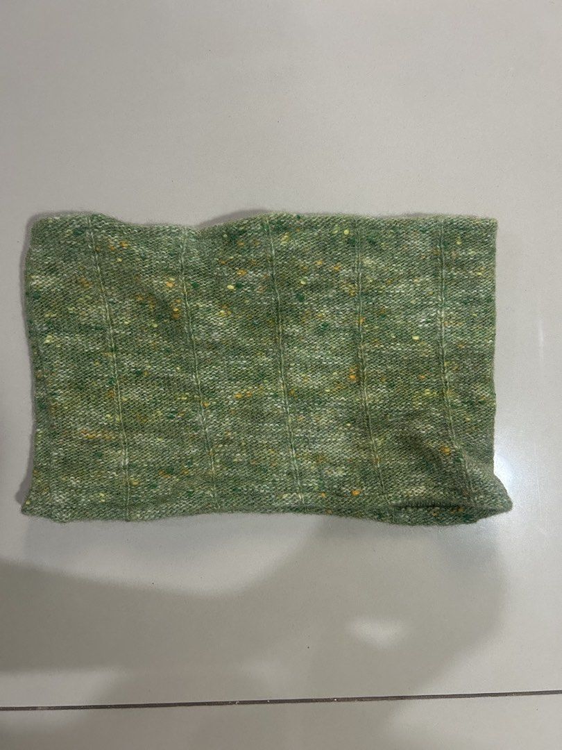 Green Knitted Tube Top (Category: Sleeveless) located in Manila. Submitted by k0lab3ar (Listing ID 1432959001, Image 1). Description: - Green knitted tube top - Cropped - Itchy fabric - Fits XS - Bought from an IG shop .
