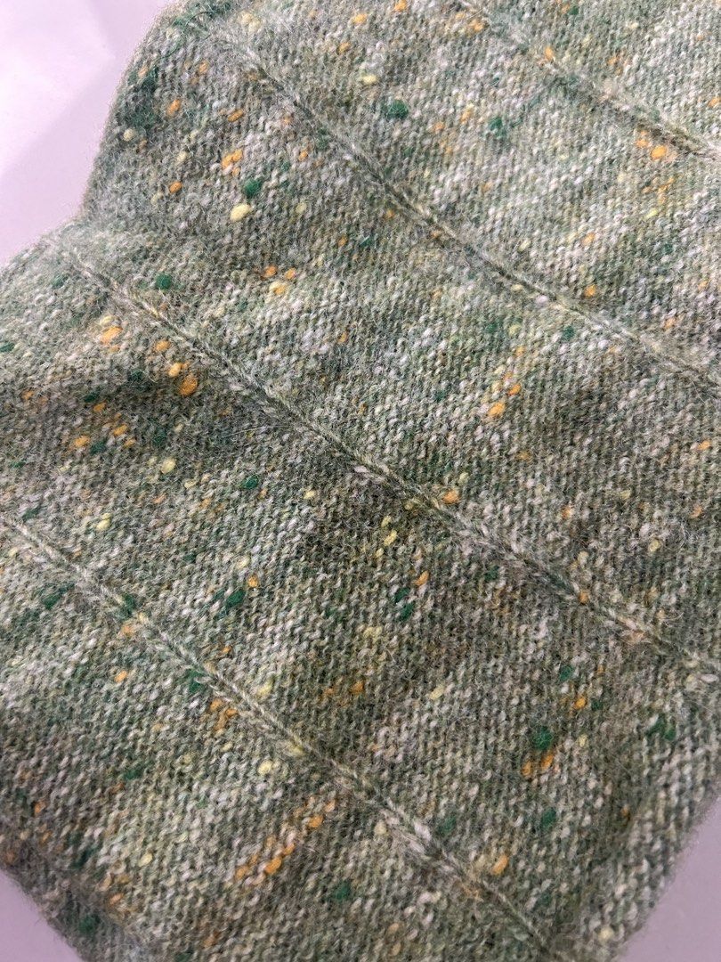 Green Knitted Tube Top (Category: Sleeveless) located in Manila. Submitted by k0lab3ar (Listing ID 1432959001, Image 2). Description: - Green knitted tube top - Cropped - Itchy fabric - Fits XS - Bought from an IG shop .