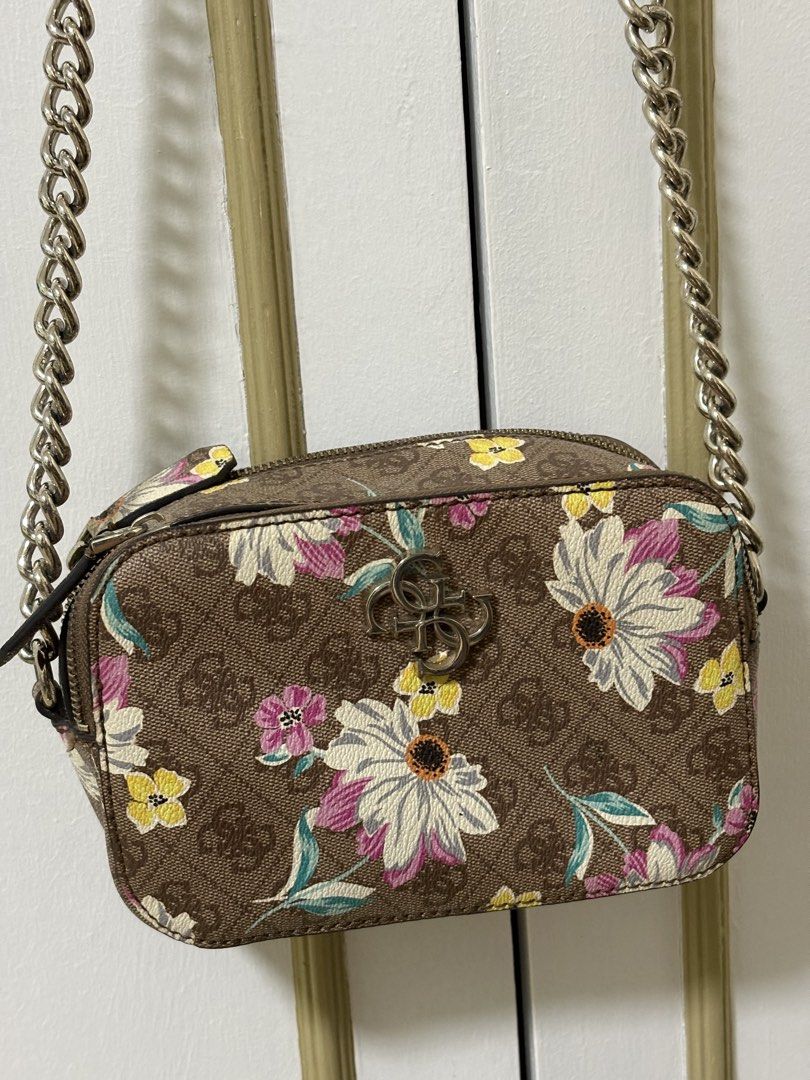 GUESS Noelle II Crossbody Camera Bag (Category: Cross-body Bags) located in Taguig. Submitted by hannacb (Listing ID 1432956538, Image 3). Description: See pics for wear and tear Original price: ~Php10,000.00.