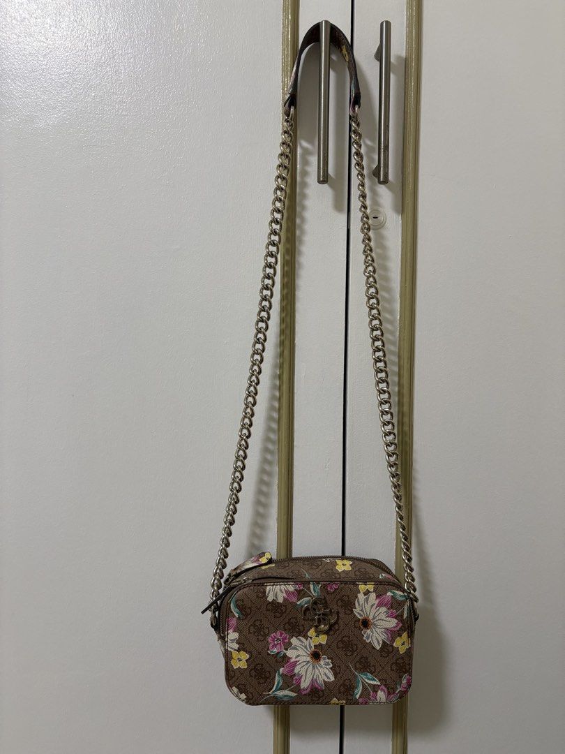 GUESS Noelle II Crossbody Camera Bag (Category: Cross-body Bags) located in Taguig. Submitted by hannacb (Listing ID 1432956538, Image 2). Description: See pics for wear and tear Original price: ~Php10,000.00.