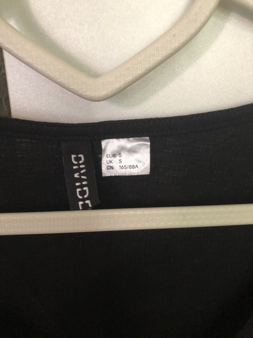 H&M Divided Black Tie Crop Top (Category: Shirts) located in Pateros City. Submitted by downsizin (Listing ID 1432845616, Image 2). Description: Size S Buttons not functional.