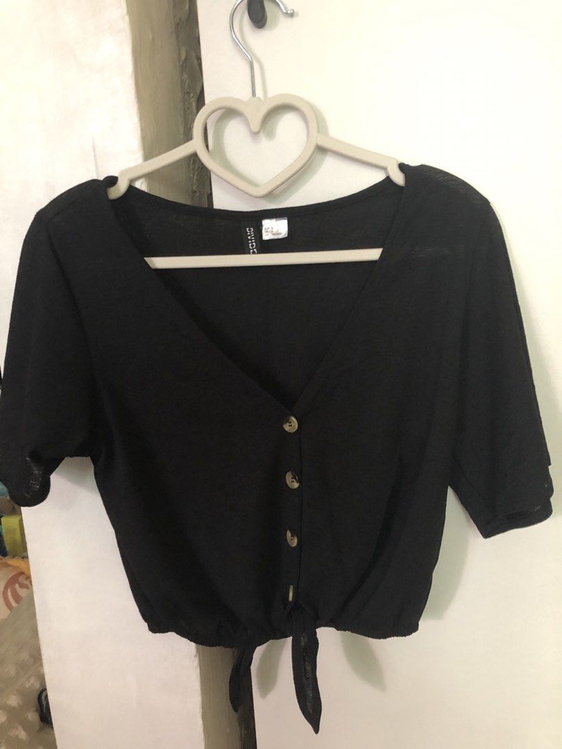 H&M Divided Black Tie Crop Top (Category: Shirts) located in Pateros City. Submitted by downsizin (Listing ID 1432845616, Image 1). Description: Size S Buttons not functional.