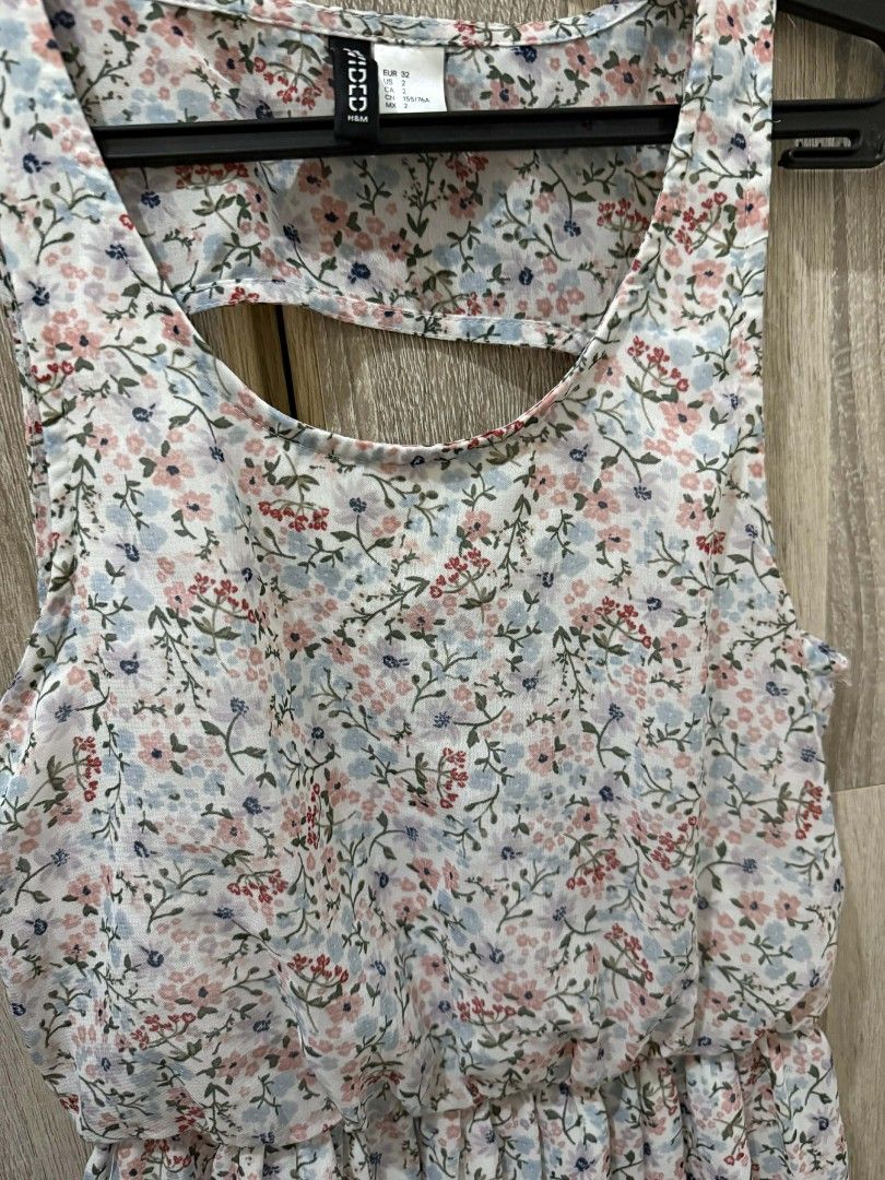 H&M Floral Dress (Category: Dresses) located in Cavite. Submitted by ahlecz13 (Listing ID 1432952280, Image 2). Description: - H&M floral print dress - Sleeveless design - Keyhole back detail - Elastic waist - Lightweight, flowy fabric - Knee-length hemline - Flattering silhouette - Ideal for warm weather.