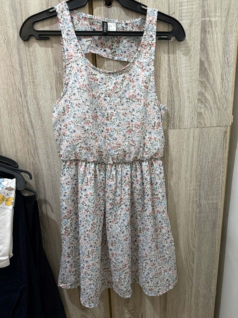 H&M Floral Dress (Category: Dresses) located in Cavite. Submitted by ahlecz13 (Listing ID 1432952280, Image 1). Description: - H&M floral print dress - Sleeveless design - Keyhole back detail - Elastic waist - Lightweight, flowy fabric - Knee-length hemline - Flattering silhouette - Ideal for warm weather.