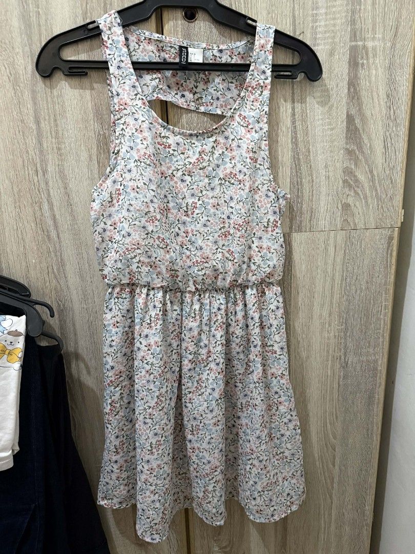 H&M Floral Dress (Category: Dresses) located in Cavite. Submitted by ahlecz13 (Listing ID 1432952280, Image 3). Description: - H&M floral print dress - Sleeveless design - Keyhole back detail - Elastic waist - Lightweight, flowy fabric - Knee-length hemline - Flattering silhouette - Ideal for warm weather.