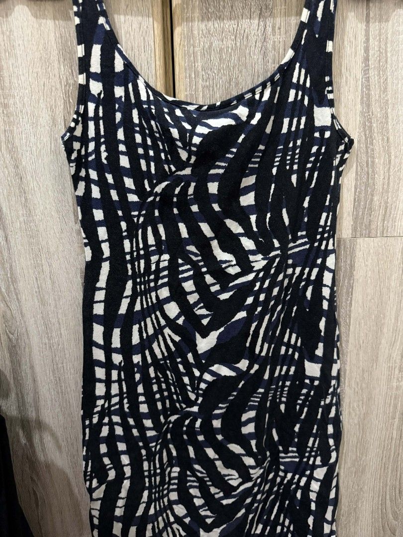 H&M Printed Tank Dress - XS (Category: Sleeveless) located in Cavite. Submitted by ahlecz13 (Listing ID 1432952047, Image 2). Description: - H&M tank/bodycon dress - Black and white print - Size: XS - Scoop neckline - Fitted silhouette - Sleeveless design - Soft, stretchy material - Dress up or down.