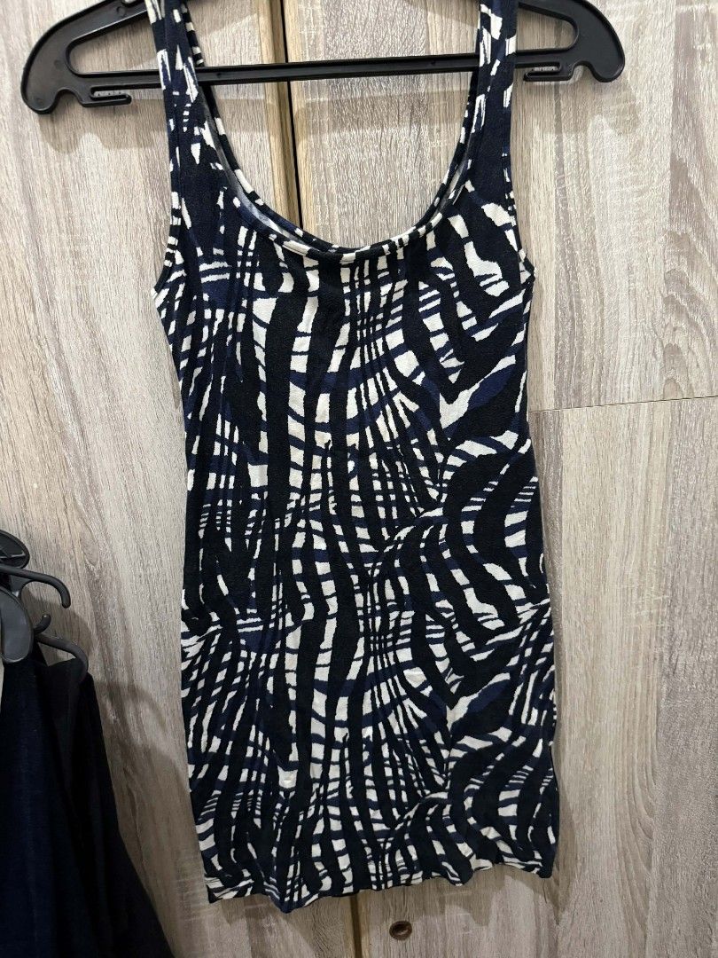 H&M Printed Tank Dress - XS (Category: Sleeveless) located in Cavite. Submitted by ahlecz13 (Listing ID 1432952047, Image 1). Description: - H&M tank/bodycon dress - Black and white print - Size: XS - Scoop neckline - Fitted silhouette - Sleeveless design - Soft, stretchy material - Dress up or down.