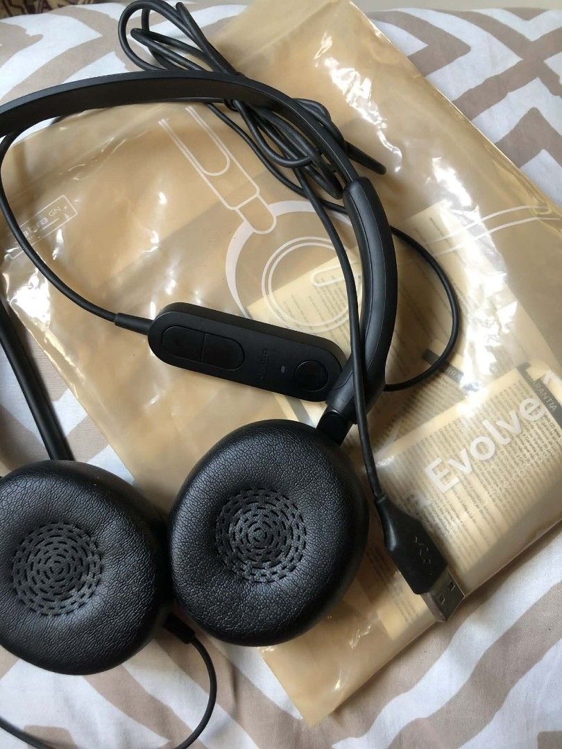 Jabra Evolve 10 (Category: Headphones & Headsets) located in San Manuel. Submitted by itschiix (Listing ID 1432882921, Image 2). Description: Jabra Evolve 10 - bought this last Feb for 1,300+ pesos - no issue at all - very comfy to use RFS: will switch to wireless.