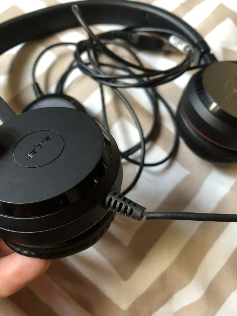 Jabra Evolve 20 MS (Category: Headphones & Headsets) located in San Manuel. Submitted by itschiix (Listing ID 1432882105, Image 3). Description: Jabra Evolve 20 MS (USB-A Headset) -has an issue (last pic) but it's perfectly working. -not using it anymore -replaced earpads slightly nego~☺.