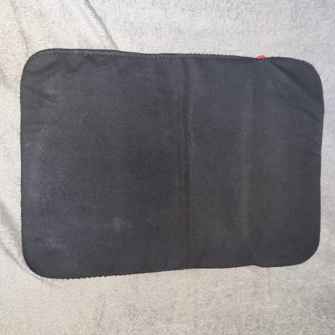 Laptop Pouch Without Zipper (Category: Cases & Sleeves) located in Mandaluyong City. Submitted by theosystem (Listing ID 1432978840, Image 2). Description: - Laptop pouch without zipper - Black color with red accent Available meetups at: - GA Tower 2 - GLAS Tower.