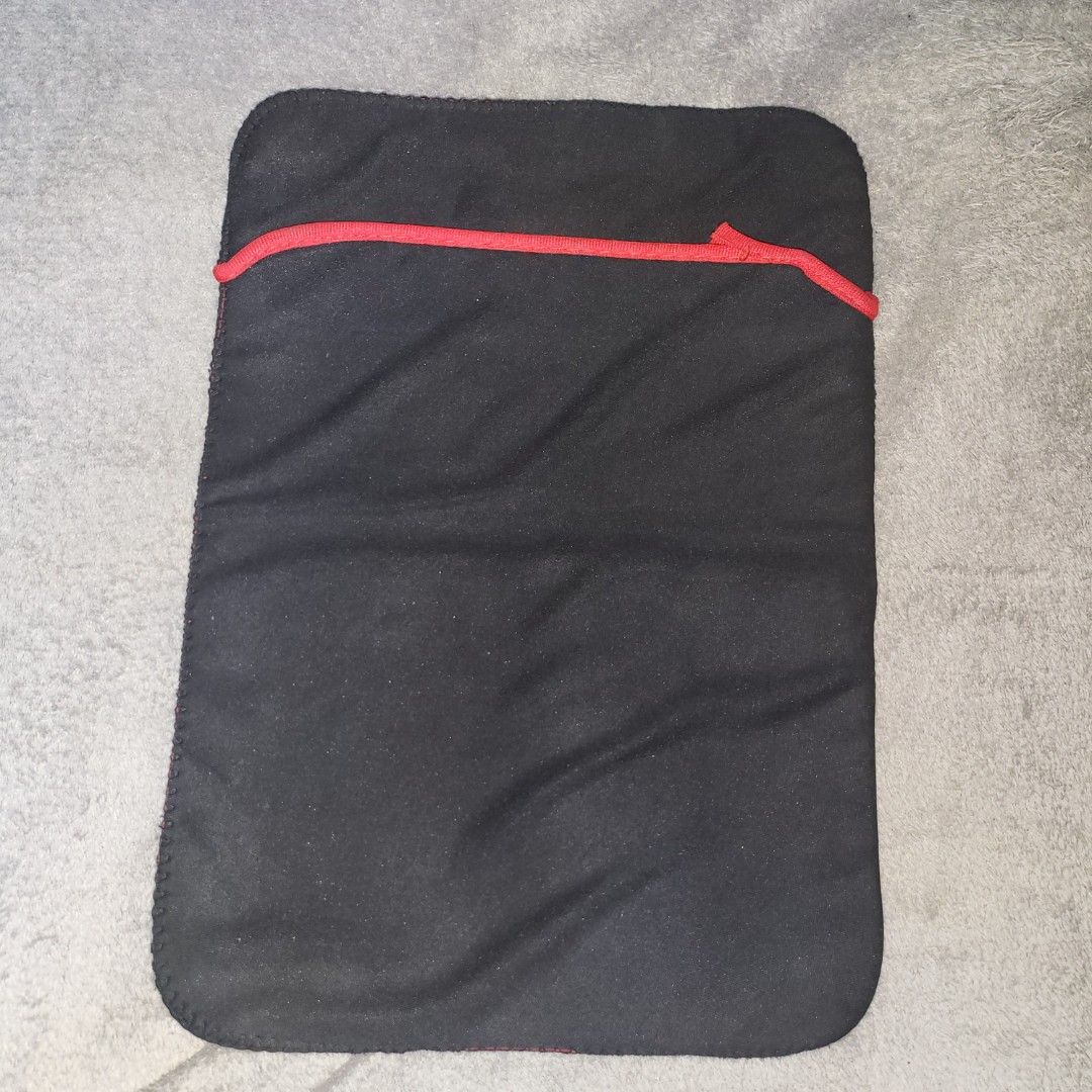 Laptop Pouch Without Zipper (Category: Cases & Sleeves) located in Mandaluyong City. Submitted by theosystem (Listing ID 1432978840, Image 1). Description: - Laptop pouch without zipper - Black color with red accent Available meetups at: - GA Tower 2 - GLAS Tower.