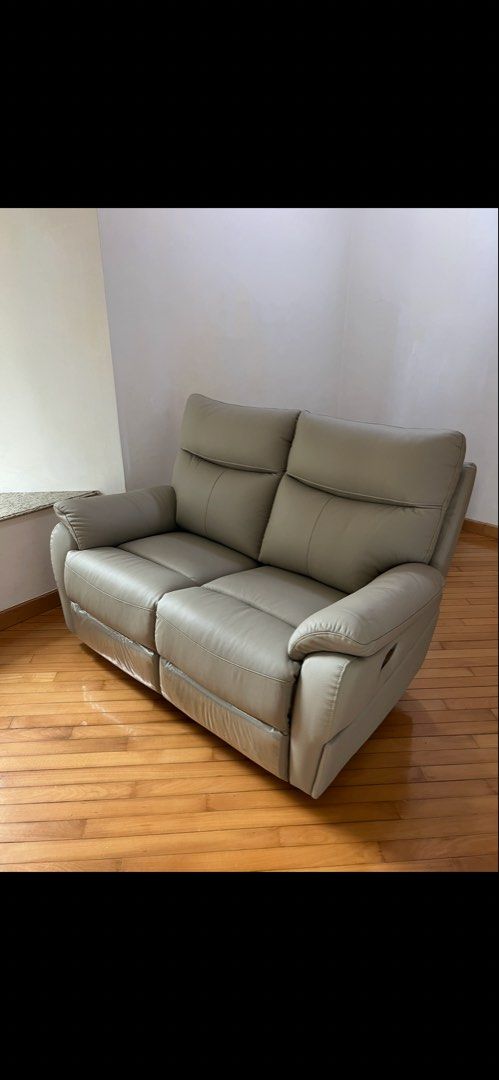 Leather Reclining Sofa （分類：梳化）位於 Hong Kong。 由 monkeymonkey88 提交（商品編號 1432852962，圖片 1）。簡介： - 9成新 米白色 2.5座位梳化 - 149cm W x 92cm D x 100cm H - 左右座皆可手動伸出腳位 - 正常使用痕跡 - 不設送貨 -黃竹坑自取 。