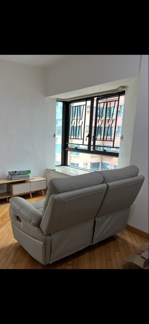 Leather Reclining Sofa （分類：梳化）位於 Hong Kong。 由 monkeymonkey88 提交（商品編號 1432852962，圖片 3）。簡介： - 9成新 米白色 2.5座位梳化 - 149cm W x 92cm D x 100cm H - 左右座皆可手動伸出腳位 - 正常使用痕跡 - 不設送貨 -黃竹坑自取 。