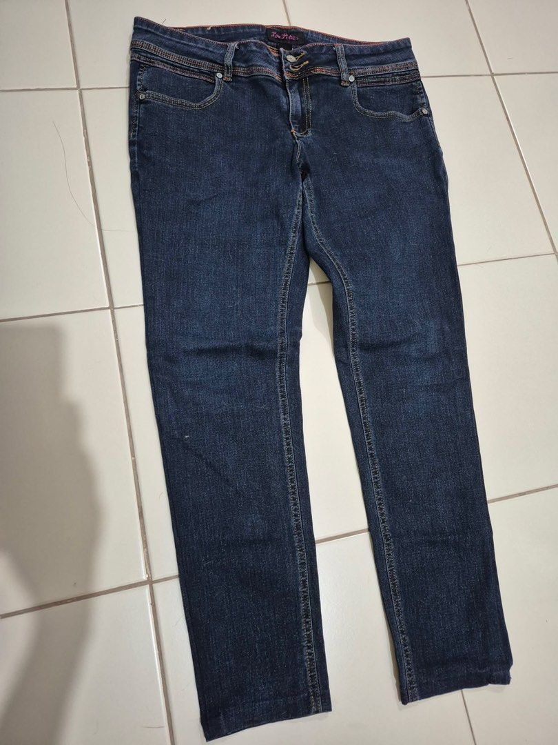 Lee Pipes Dark Wash Jeans Size 30 (Category: Jeans) located in Manila. Submitted by prelovedtops4_149php (Listing ID 1432873035, Image 1). Description: - Lee Pipes dark wash jeans - Slim fit - Classic five-pocket design - Button and zipper closure - Unique star-shaped stitching on back pockets - Features a small leather brand patch.