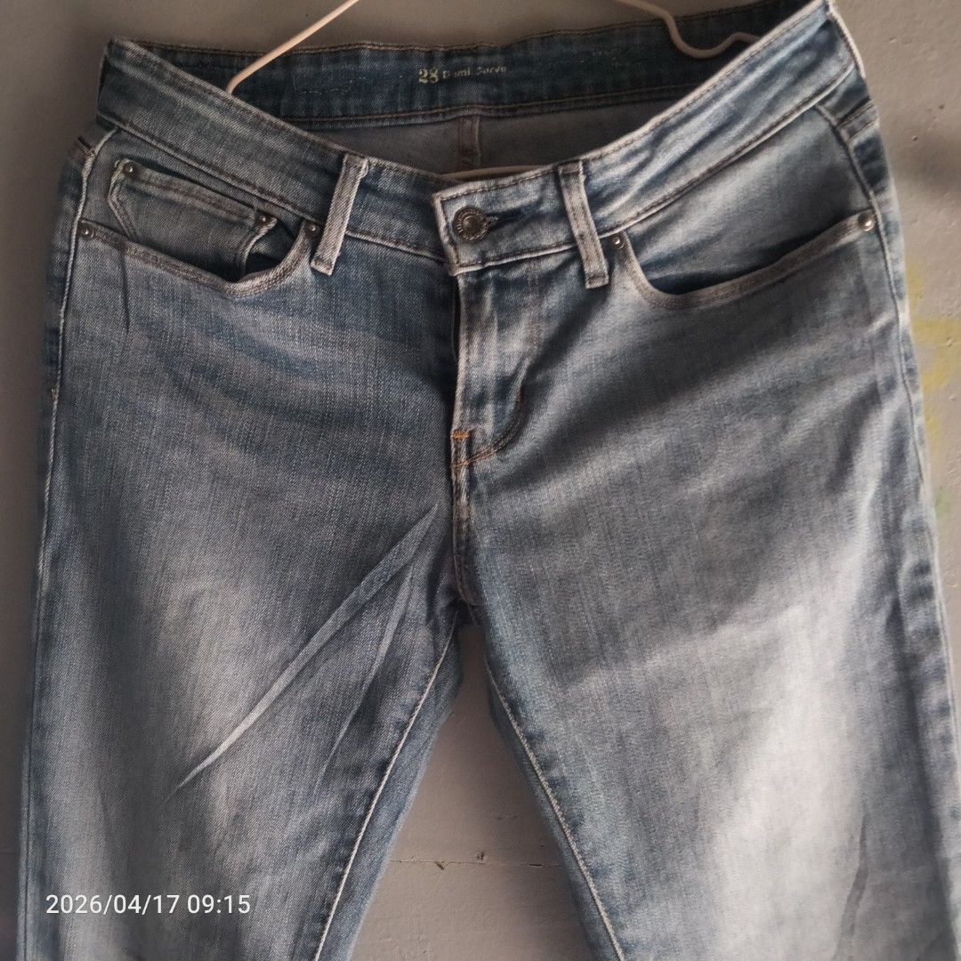 Levi's 518 Skinny Jeans (Category: Jeans) located in Manila. Submitted by mk_ukay (Listing ID 1432799248, Image 1). Description: - Authentic Levi's 518 skinny jeans - Size: 28 - Light wash - Classic five-pocket design - Button closure - Leather patch detail - Levi's red tab present.