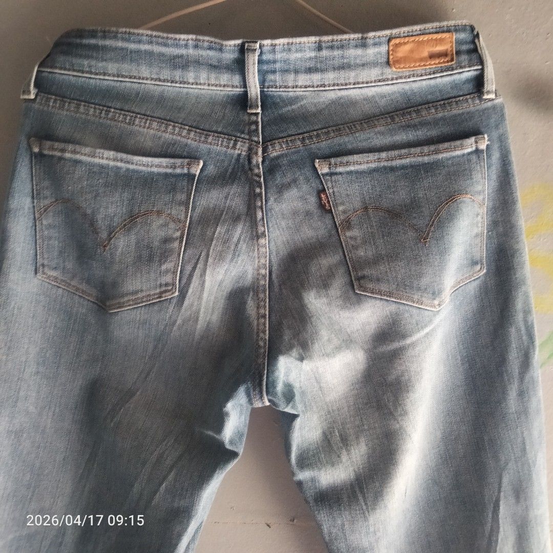 Levi's 518 Skinny Jeans (Category: Jeans) located in Manila. Submitted by mk_ukay (Listing ID 1432799248, Image 2). Description: - Authentic Levi's 518 skinny jeans - Size: 28 - Light wash - Classic five-pocket design - Button closure - Leather patch detail - Levi's red tab present.