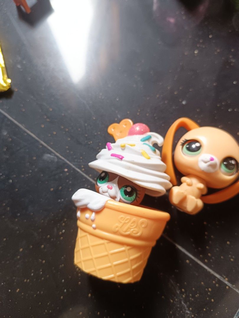 Littlest Pet Shop Dog (Category: Kids Toys) located in Victoria. Submitted by yannirose (Listing ID 1432861193, Image 2). Description: 💕AUTHENTIC💕 preloved LPS -Ice cream dog can be pushed up and down Gcash Flash Express/J&T.