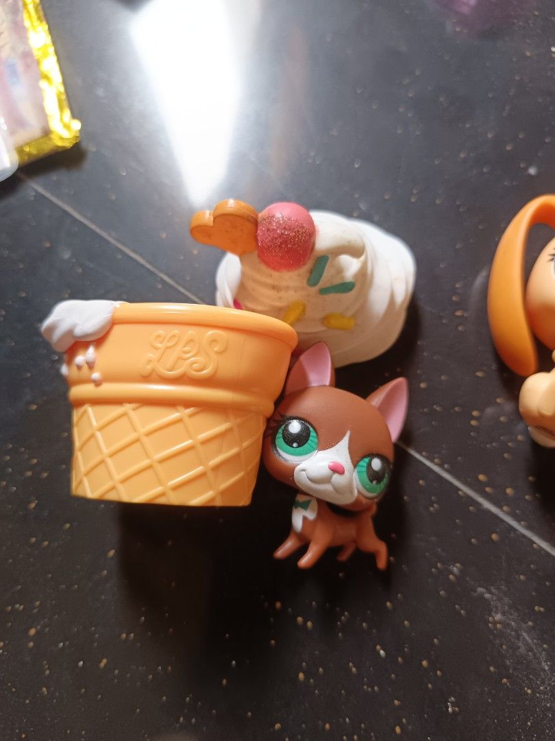 Littlest Pet Shop Dog (Category: Kids Toys) located in Victoria. Submitted by yannirose (Listing ID 1432861193, Image 1). Description: 💕AUTHENTIC💕 preloved LPS -Ice cream dog can be pushed up and down Gcash Flash Express/J&T.