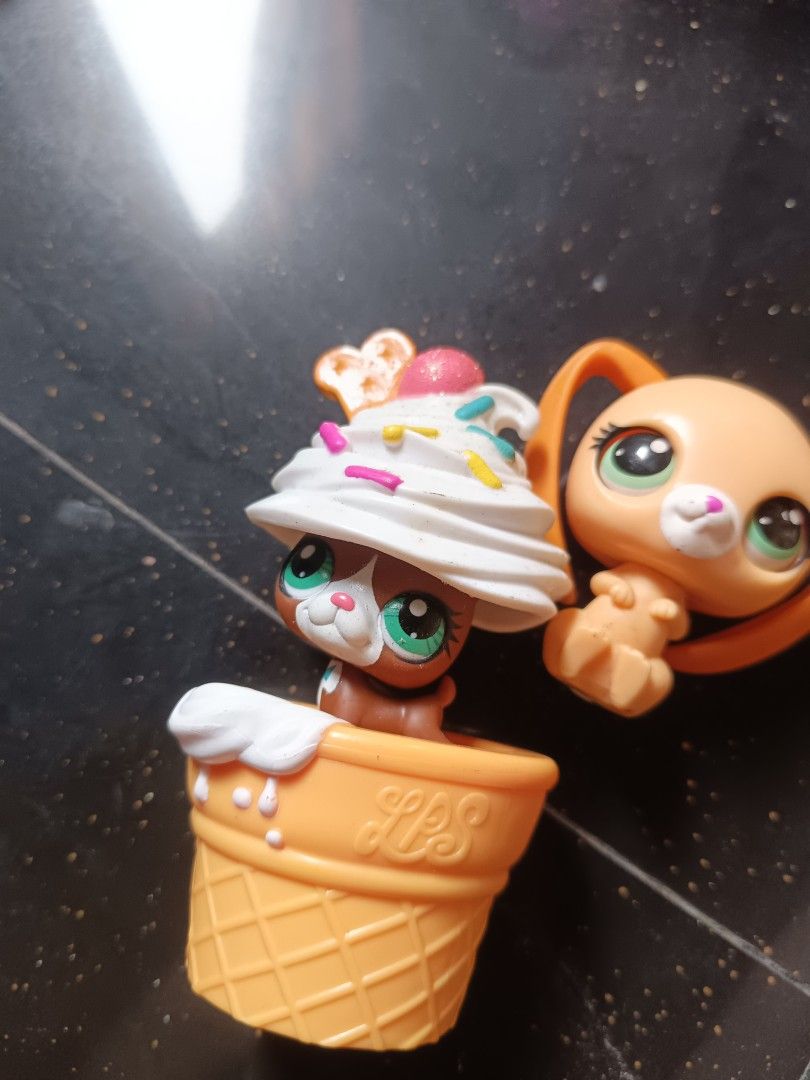 Littlest Pet Shop Dog (Category: Kids Toys) located in Victoria. Submitted by yannirose (Listing ID 1432861193, Image 3). Description: 💕AUTHENTIC💕 preloved LPS -Ice cream dog can be pushed up and down Gcash Flash Express/J&T.