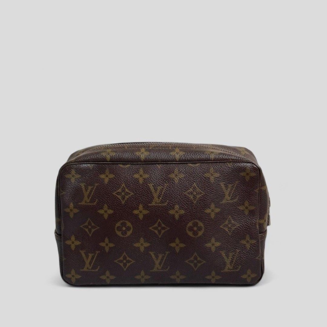 Louis Vuitton Trousse 23 Vanity Makeup Toiletry Pouch (Category: Luxury Bags & Wallets) located in General Trias. Submitted by finerkind (Listing ID 1432798348, Image 2). Description: No cracks no rubs no peeling Nice canvas in and out Normal tarnished hardware With dirt inside otherwise excellent.