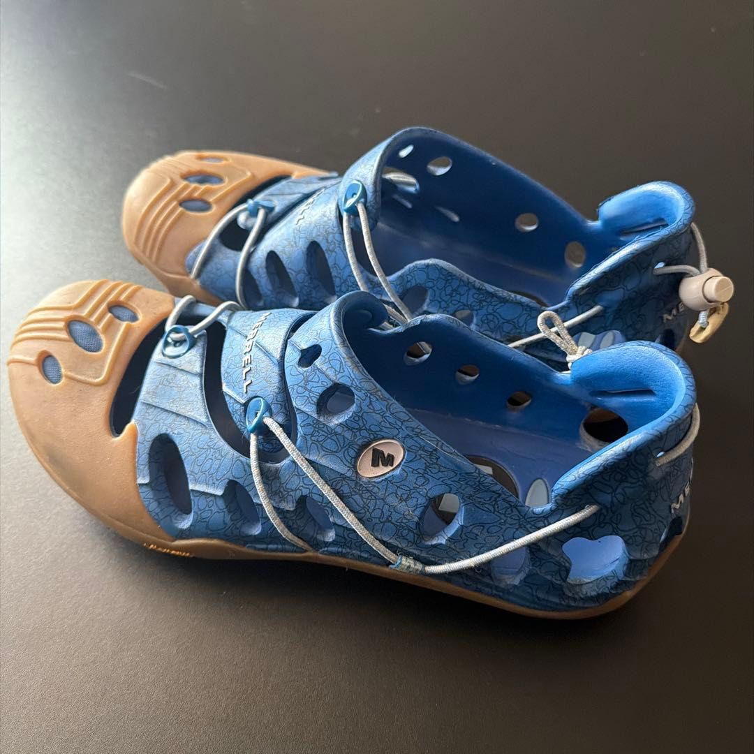 Merrell Vapor Sandals - Blue (Category: Flats & Sandals) located in Pilar. Submitted by hannahbb0606 (Listing ID 1432924254, Image 1). Description: - Merrell Vapor sandals - Color: Blue upper, brown sole - Unique design - Drawstring closure - Merrell logo visible .