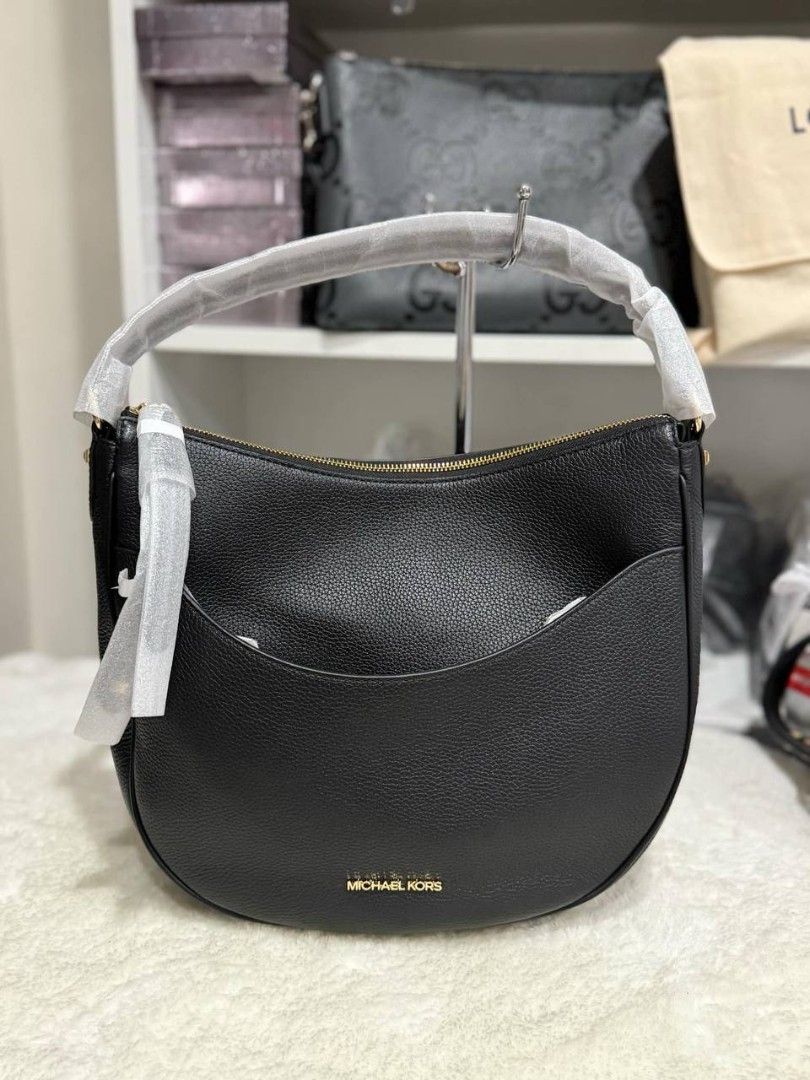 Michael Kors Dover Large Leather Shoulder Bag (Category: Luxury Bags & Wallets) located in Manila. Submitted by rani143 (Listing ID 1432864576, Image 1). Description: Letting go of this Michael Kors bag 🖤✨ Such a timeless and classy piece — super easy to style and perfect for everyday use or even dressy looks. This is not brand new but still on excellent condition. ✔️ Bag only with card ✔️ Well-maintained, looks almost like new ✔️ Durable leathe