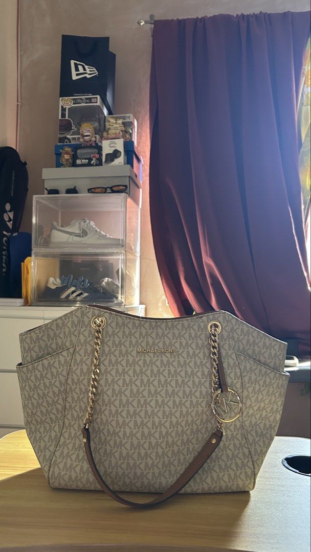 Michael Kors Jet Set Travel Large Chain Shoulder Tote Vanilla MK Signature (Category: Luxury Bags & Wallets) located in Caloocan City. Submitted by luckynumber18 (Listing ID 1432873290, Image 1). Description: Legit bought from USA. May serial code inside and can prove authenticity. Willing sa meetup checking pwede ren lalamove or COD via LBC just dm me if interested .
