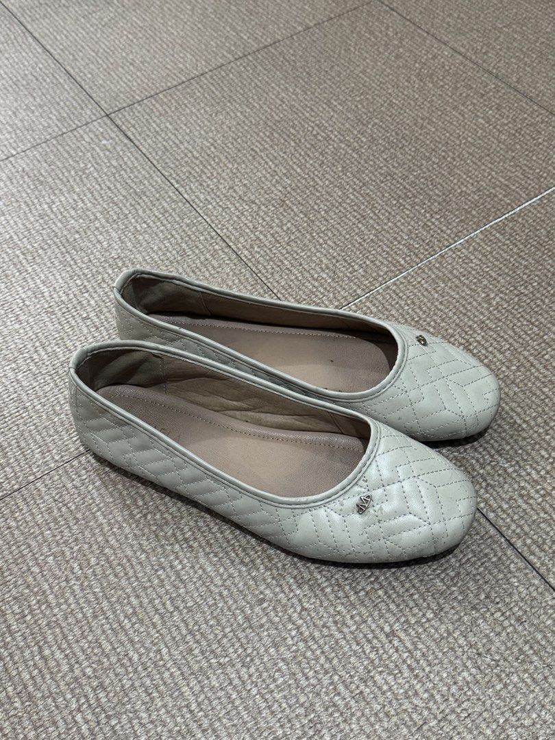 Michaela Quilted Flats (Category: Flats & Sandals) located in Caloocan City. Submitted by boneezytates (Listing ID 1432852665, Image 2). Description: DECLUTTERRING!! - Michaela cream/ beige quilted design flats / doll shoes - Round toe - Used as office shoe - No flaw - Wala na yung box Loc: Commonwealth, QC.