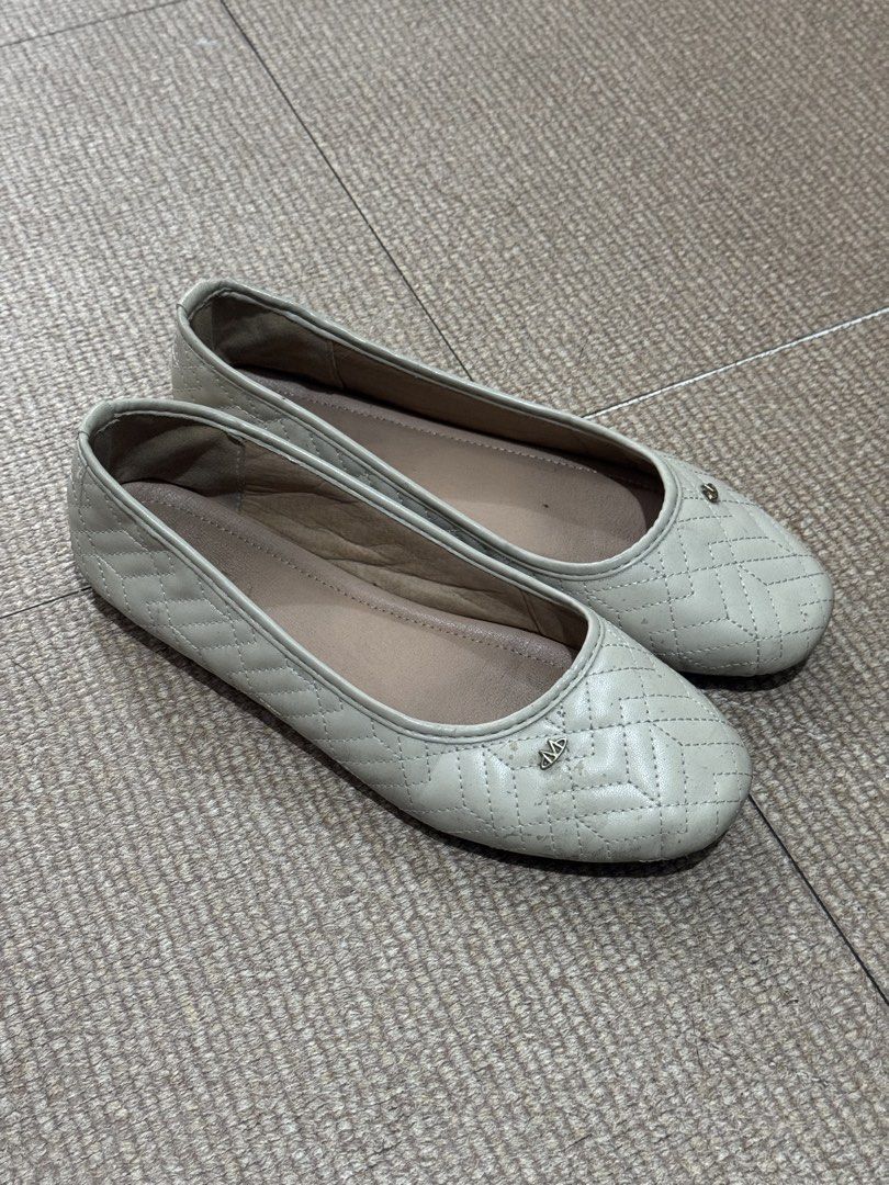 Michaela Quilted Flats (Category: Flats & Sandals) located in Caloocan City. Submitted by boneezytates (Listing ID 1432852665, Image 1). Description: DECLUTTERRING!! - Michaela cream/ beige quilted design flats / doll shoes - Round toe - Used as office shoe - No flaw - Wala na yung box Loc: Commonwealth, QC.