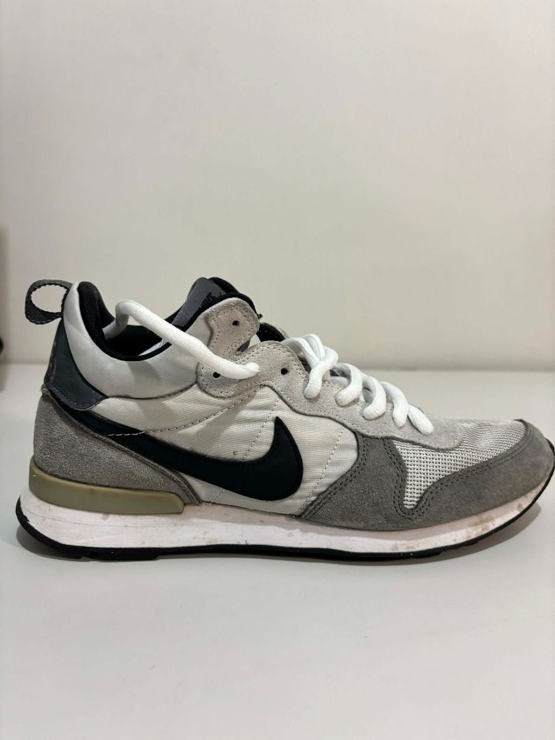 Nike Internationalist Mid “Wolf Grey” (Category: Sneakers) located in Lipa City. Submitted by gerardcala51660 (Listing ID 1432830472, Image 2). Description: 👟 Nike Internationalist Mid “Wolf Grey” Size: US 9 / EUR 42.5 / 27 cm Color: Wolf Grey / Black / White Condition: Thrifted / Preloved Issue: May konting signs of reglue sa toe cap, still very wearable ⚠️ Check photos before buying 💸 Price: ₱799 — negotiable.