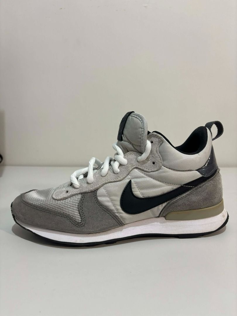 Nike Internationalist Mid “Wolf Grey” (Category: Sneakers) located in Lipa City. Submitted by gerardcala51660 (Listing ID 1432830472, Image 1). Description: 👟 Nike Internationalist Mid “Wolf Grey” Size: US 9 / EUR 42.5 / 27 cm Color: Wolf Grey / Black / White Condition: Thrifted / Preloved Issue: May konting signs of reglue sa toe cap, still very wearable ⚠️ Check photos before buying 💸 Price: ₱799 — negotiable.
