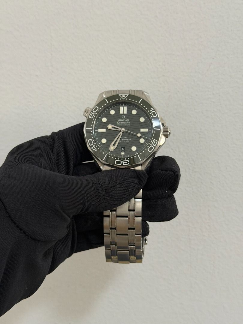 Omega Seamaster Green 42mm (Category: Luxury Watches) located in Quezon City. Submitted by rhyswatchmnl (Listing ID 1432798292, Image 2). Description: Omega Seamaster Green 42mm Year 2023 Full Set Condition 9.8/10 San Juan City.